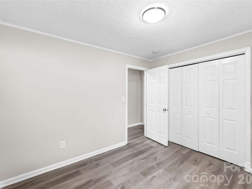8200 Chrisbry Lane, Charlotte, NC 28215.  MLS# CAR4378868, YatesRealty ID 19038. 