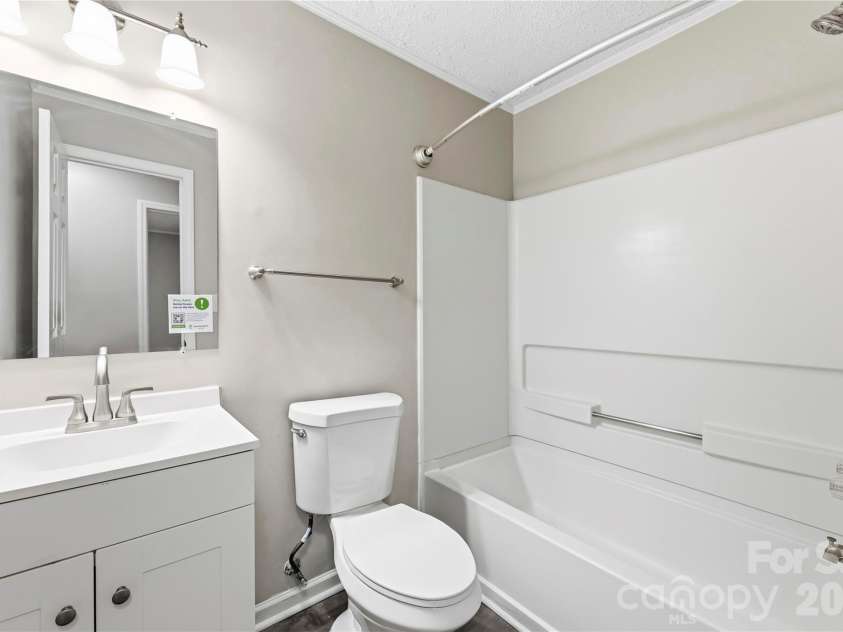 8200 Chrisbry Lane, Charlotte, NC 28215.  MLS# CAR4378868, YatesRealty ID 19038. 