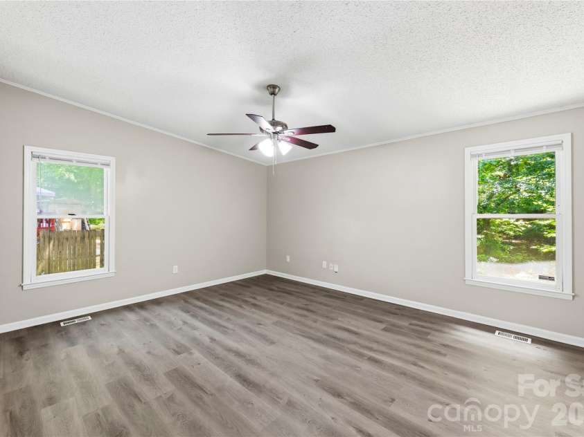 8200 Chrisbry Lane, Charlotte, NC 28215.  MLS# CAR4378868, YatesRealty ID 19038. 