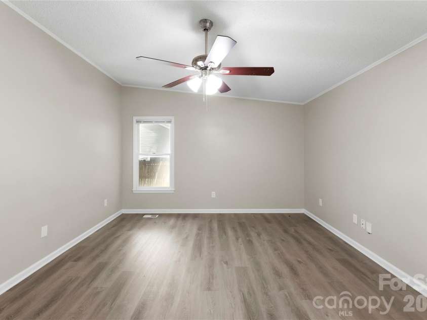 8200 Chrisbry Lane, Charlotte, NC 28215.  MLS# CAR4378868, YatesRealty ID 19038. 