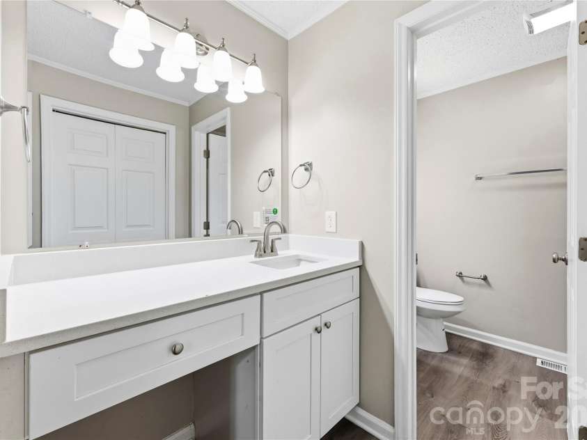 8200 Chrisbry Lane, Charlotte, NC 28215.  MLS# CAR4378868, YatesRealty ID 19038. 