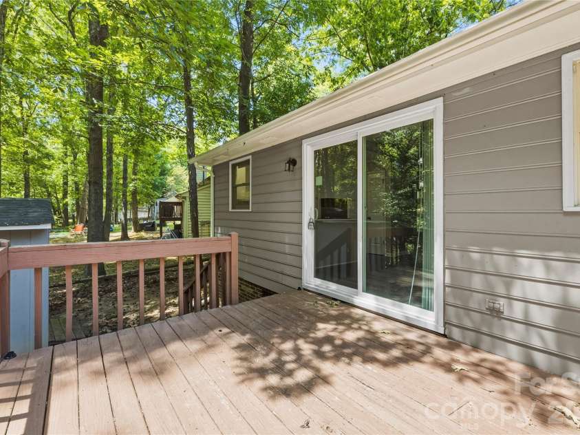 8200 Chrisbry Lane, Charlotte, NC 28215.  MLS# CAR4378868, YatesRealty ID 19038. 