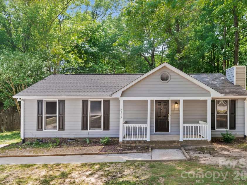 8200 Chrisbry Lane, Charlotte, NC 28215.  MLS# CAR4378868, YatesRealty ID 19038. 