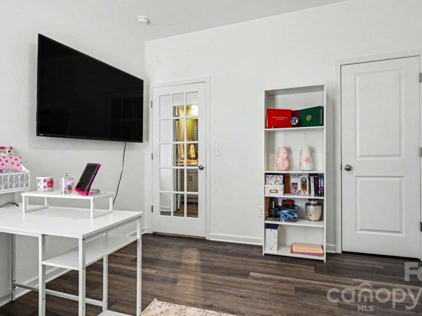 178 Wickham Court, Clemmons, NC 27012.  MLS# CAR4378950, YatesRealty ID 19039. Main level bedroom