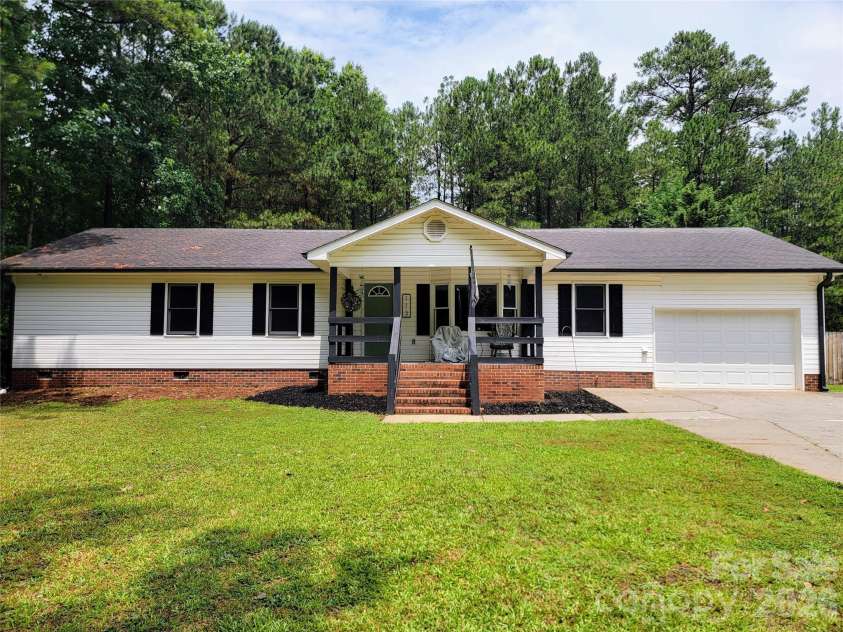113 Tanager Drive, York, SC 29745.  MLS# CAR4320773, YatesRealty ID 1904. Beautiful home with large front yard