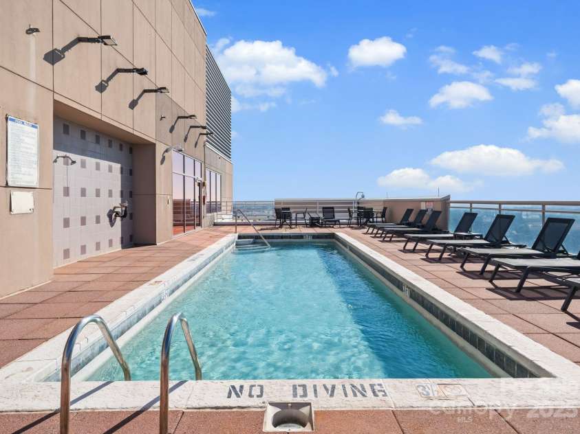 315 Arlington Avenue, Charlotte, NC 28203.  MLS# CAR4334361, YatesRealty ID 1904. 24th floor rooftop pool overlooking South End