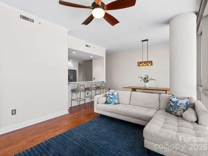 315 Arlington Avenue, Charlotte, NC 28203.  MLS# CAR4334361, YatesRealty ID 1904. Functional floor plan with a great flow between the main living areas