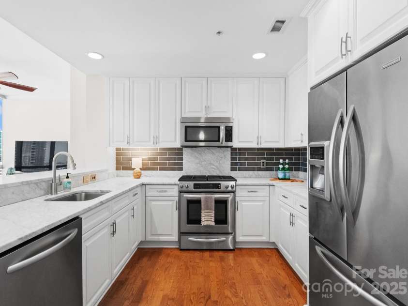 315 Arlington Avenue, Charlotte, NC 28203.  MLS# CAR4334361, YatesRealty ID 1904. Gas range + stainless steel appliances