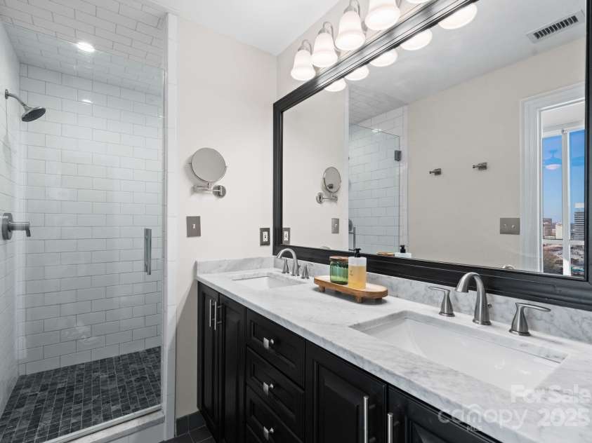 315 Arlington Avenue, Charlotte, NC 28203.  MLS# CAR4334361, YatesRealty ID 1904. Primary bathrooms with double vanity, double shower heads, and spacious walk-in closet with custom built-ins. 