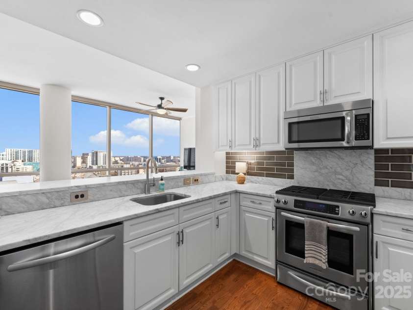 315 Arlington Avenue, Charlotte, NC 28203.  MLS# CAR4334361, YatesRealty ID 1904. Quartz countertops