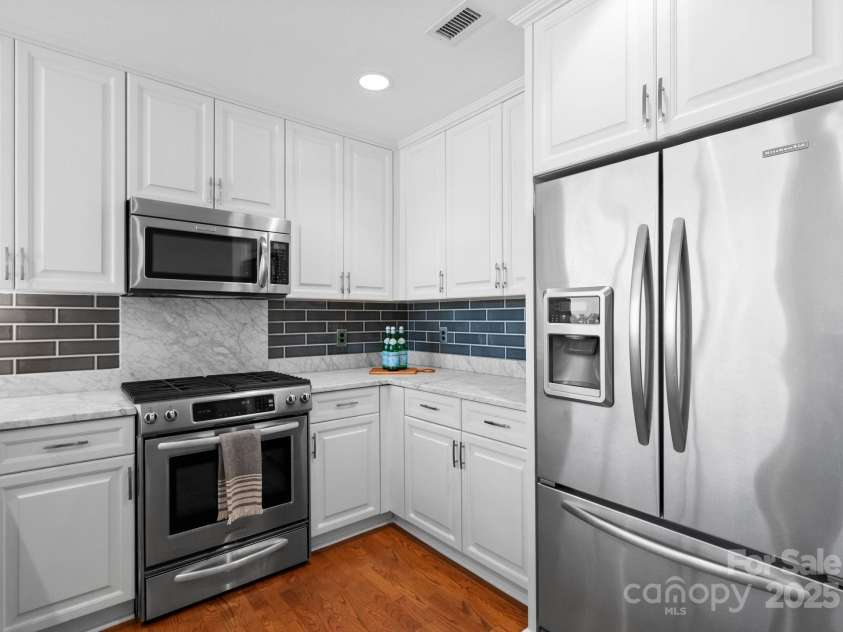 315 Arlington Avenue, Charlotte, NC 28203.  MLS# CAR4334361, YatesRealty ID 1904. Updated kitchen