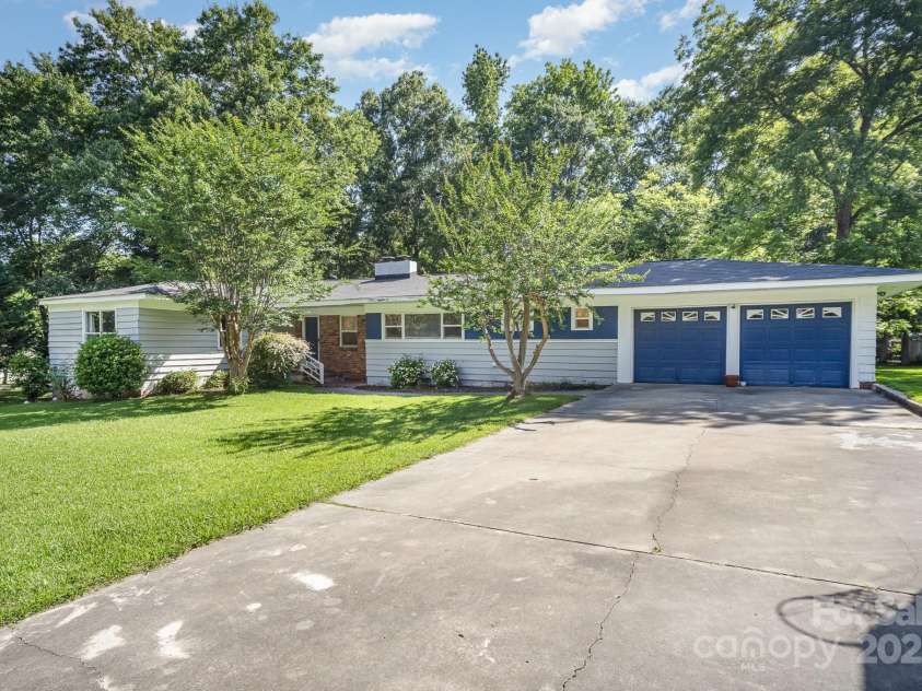 409 Edgewood Court, Lancaster, SC 29720.  MLS# CAR4266759, YatesRealty ID 19041. 