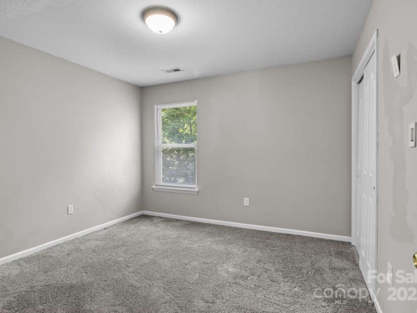 4729 Nijinsky Court, Charlotte, NC 28216.  MLS# CAR4254172, YatesRealty ID 19042. 