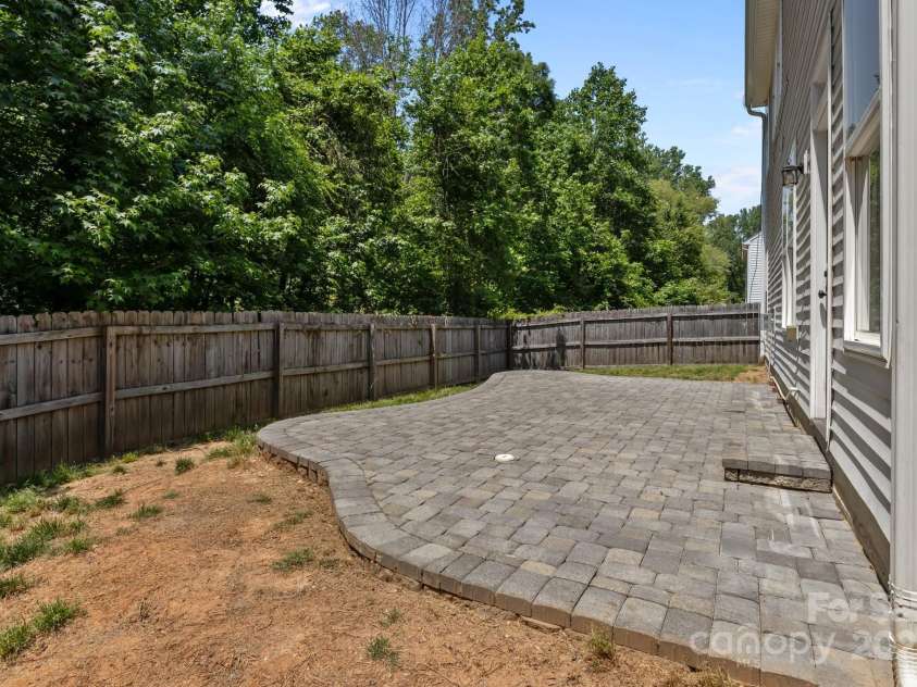4729 Nijinsky Court, Charlotte, NC 28216.  MLS# CAR4254172, YatesRealty ID 19042. 