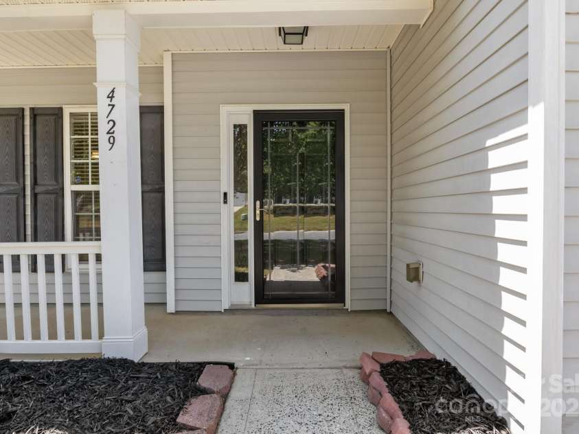 4729 Nijinsky Court, Charlotte, NC 28216.  MLS# CAR4254172, YatesRealty ID 19042. 