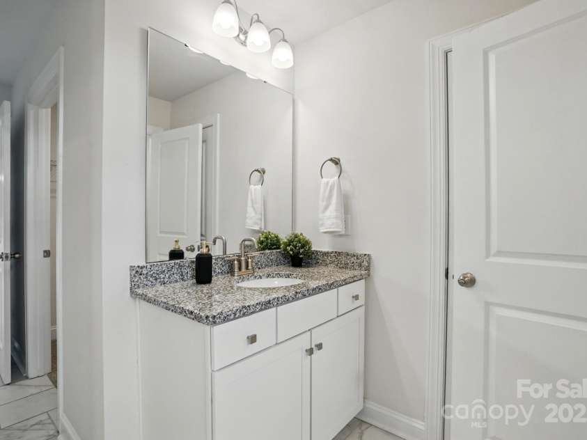 6416 Willow Pin Lane, Huntersville, NC 28078.  MLS# CAR4258047, YatesRealty ID 19043. Primary Suite Bath - Upper Level (Bathroom #2)