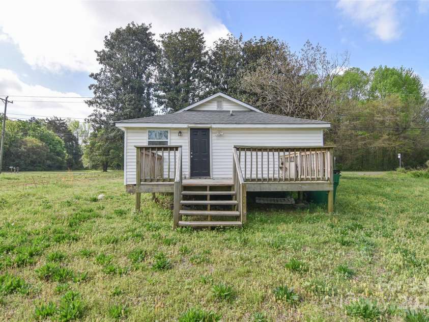 6124 Old Mt Holly Road, Charlotte, NC 28208.  MLS# CAR4258767, YatesRealty ID 19044. 