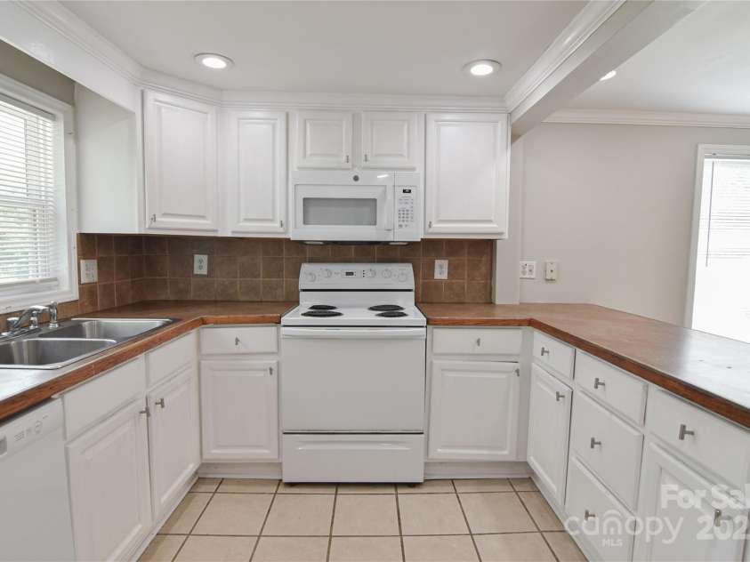 6124 Old Mt Holly Road, Charlotte, NC 28208.  MLS# CAR4258767, YatesRealty ID 19044. 