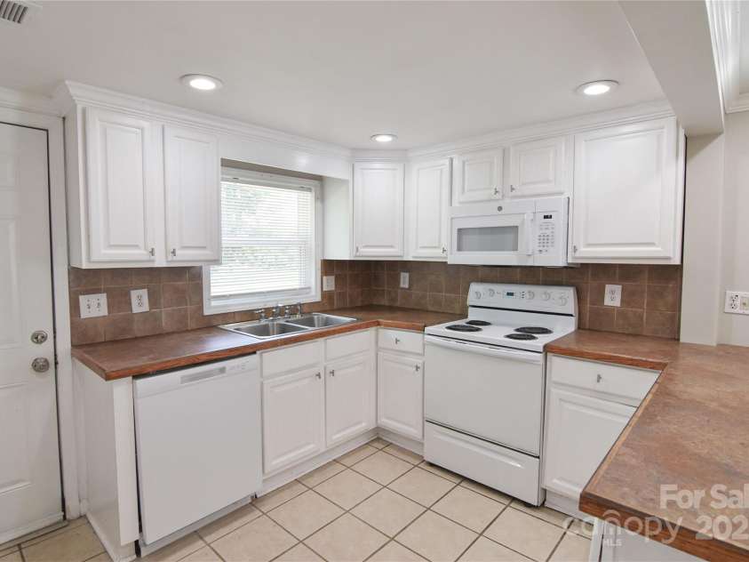 6124 Old Mt Holly Road, Charlotte, NC 28208.  MLS# CAR4258767, YatesRealty ID 19044. 