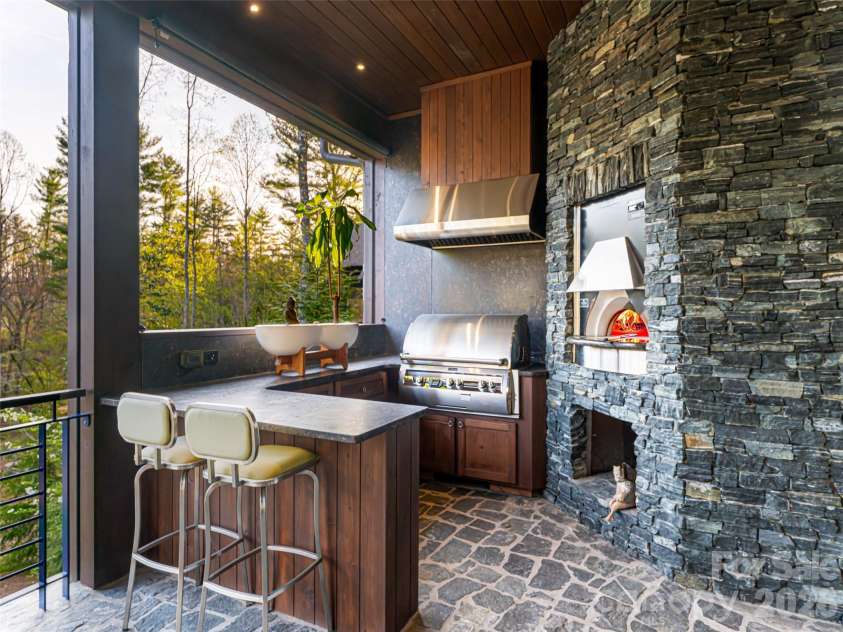 32 Brookline Drive, Asheville, NC 28803.  MLS# CAR4373586, YatesRealty ID 19045. 
