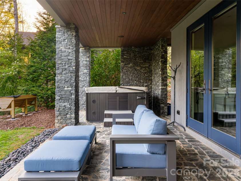 32 Brookline Drive, Asheville, NC 28803.  MLS# CAR4373586, YatesRealty ID 19045. 