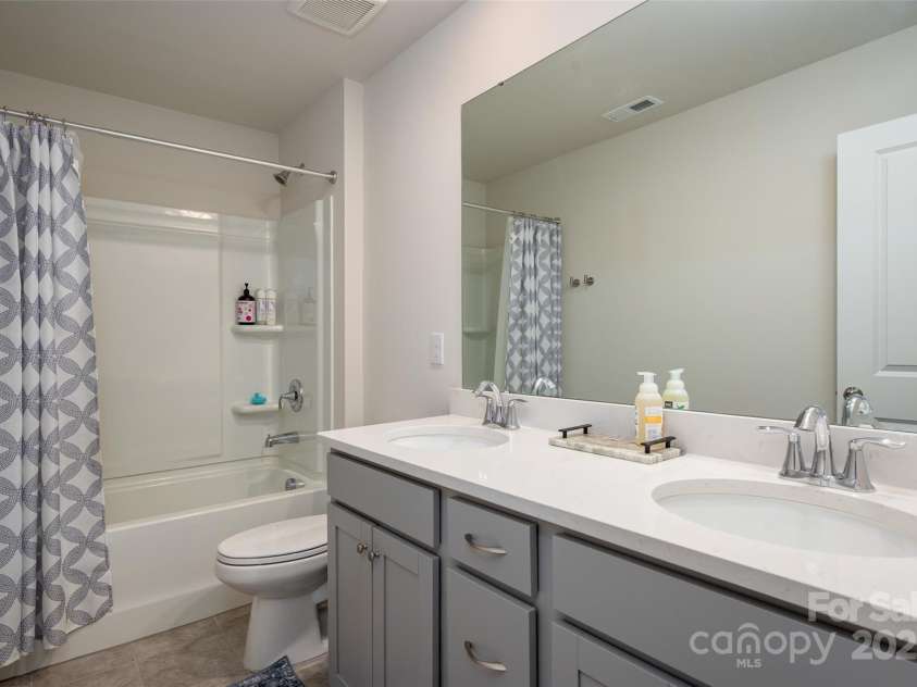 13025 Cinnamon Fern Lane, Charlotte, NC 28227.  MLS# CAR4261484, YatesRealty ID 19047. 2nd Bathroom