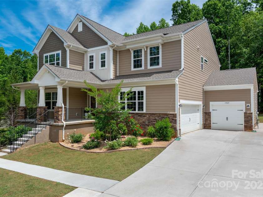 13025 Cinnamon Fern Lane, Charlotte, NC 28227.  MLS# CAR4261484, YatesRealty ID 19047. Welcome Home