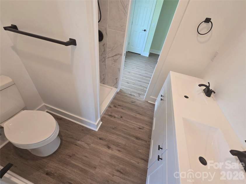 813 Highland Avenue, Hickory, NC 28602.  MLS# CAR4377576, YatesRealty ID 19048. Alt Full Bath