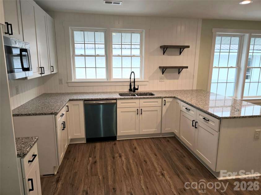 813 Highland Avenue, Hickory, NC 28602.  MLS# CAR4377576, YatesRealty ID 19048. Alt Kitchen