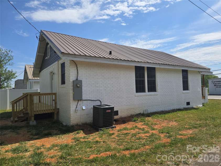 813 Highland Avenue, Hickory, NC 28602.  MLS# CAR4377576, YatesRealty ID 19048. Left Side