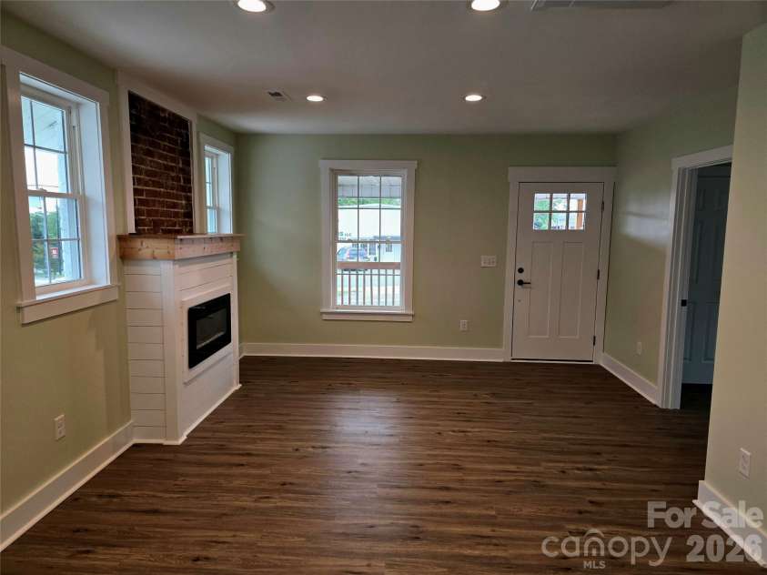 813 Highland Avenue, Hickory, NC 28602.  MLS# CAR4377576, YatesRealty ID 19048. Living - Entry