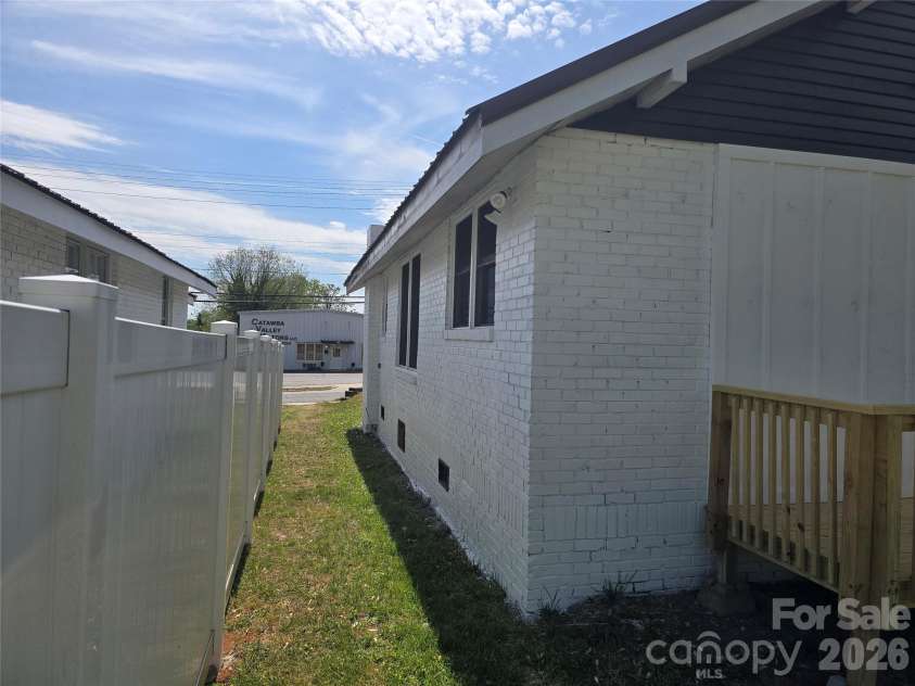 813 Highland Avenue, Hickory, NC 28602.  MLS# CAR4377576, YatesRealty ID 19048. Right Side