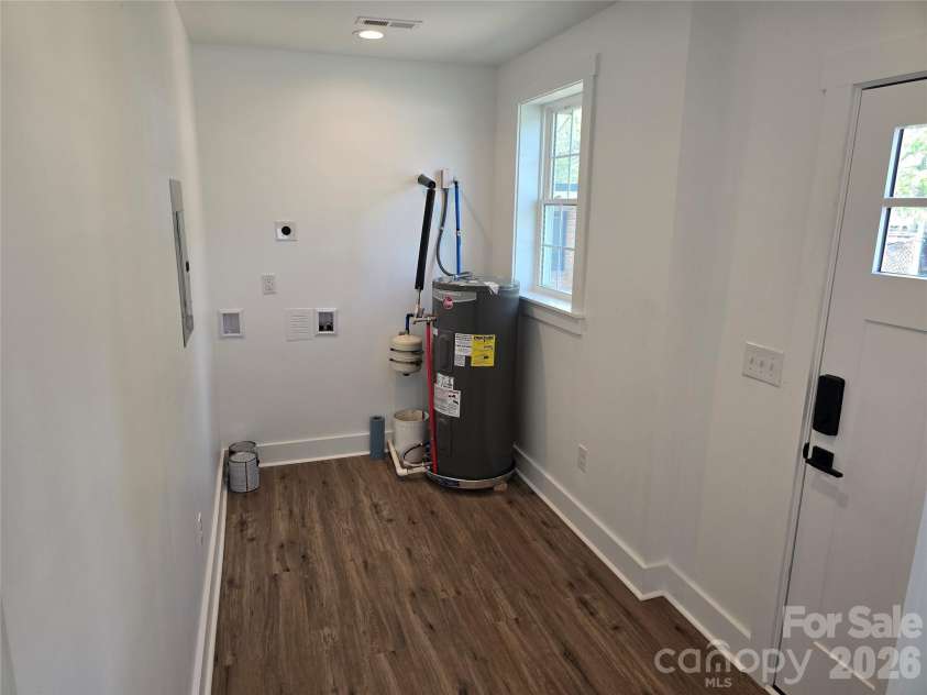 813 Highland Avenue, Hickory, NC 28602.  MLS# CAR4377576, YatesRealty ID 19048. Utility / Laundry
