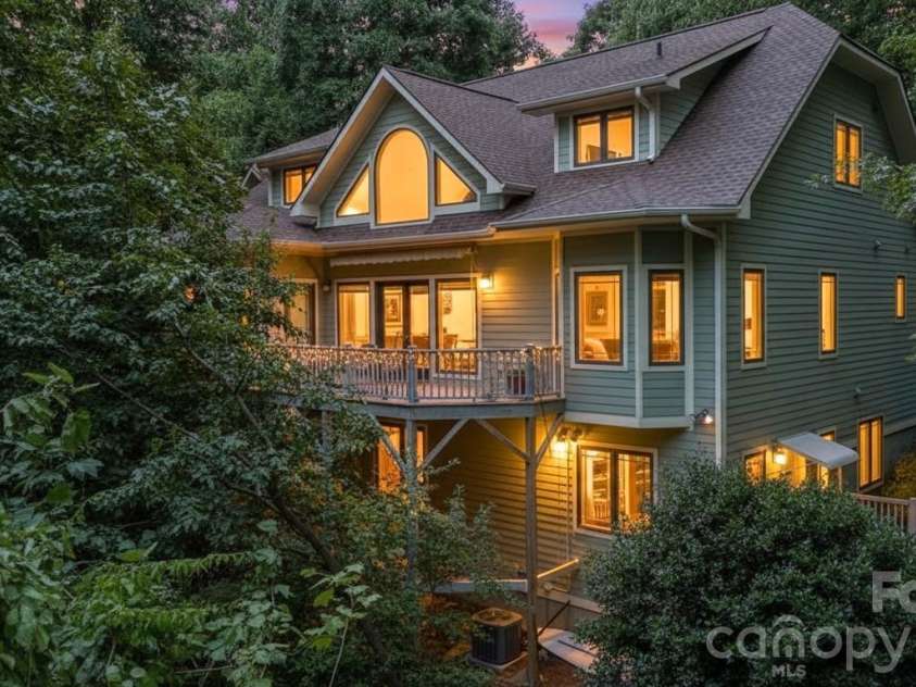 301 Gateway Drive, Hendersonville, NC 28739.  MLS# CAR4373962, YatesRealty ID 19050. Three levels with multiple flex rooms.