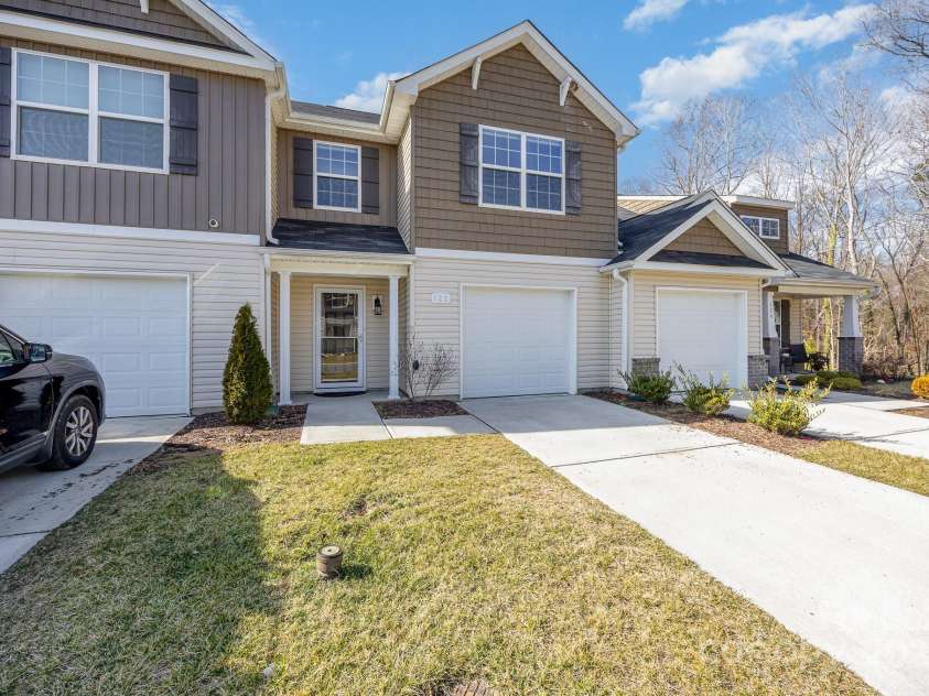 122 Red Plum Lane, Jamestown, NC 27282.  MLS# CAR4222988, YatesRealty ID 19051. Front exterior