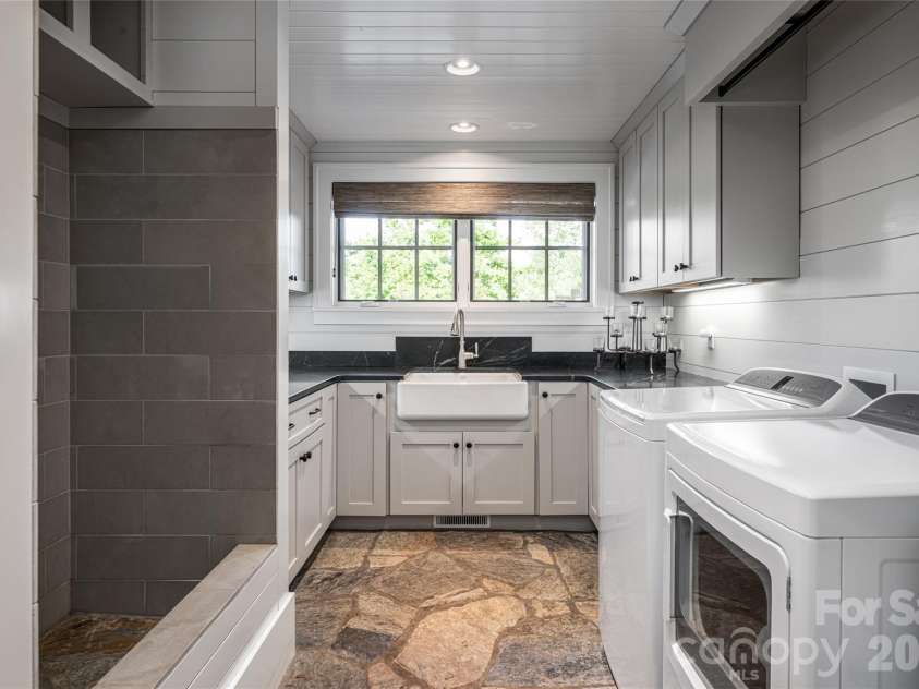 18 Fairsted Drive, Asheville, NC 28803.  MLS# CAR4377643, YatesRealty ID 19057. 