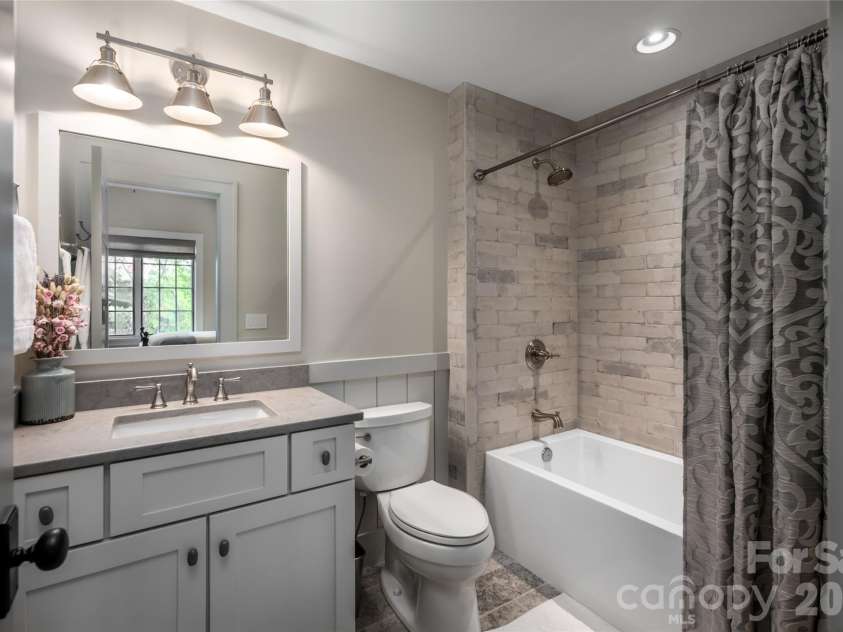 18 Fairsted Drive, Asheville, NC 28803.  MLS# CAR4377643, YatesRealty ID 19057. 
