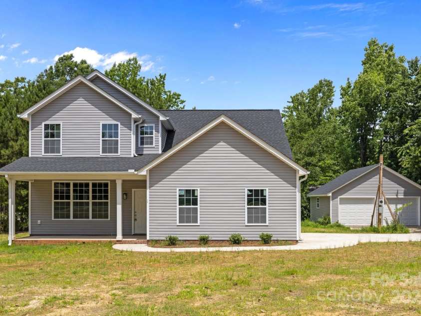 126 Aurora Boulevard, Matthews, NC 28105.  MLS# CAR4268885, YatesRealty ID 19062. 