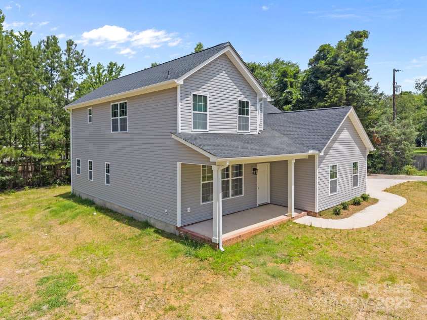 126 Aurora Boulevard, Matthews, NC 28105.  MLS# CAR4268885, YatesRealty ID 19062. 