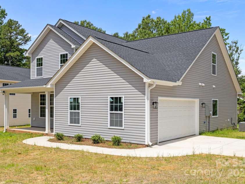 126 Aurora Boulevard, Matthews, NC 28105.  MLS# CAR4268885, YatesRealty ID 19062. 