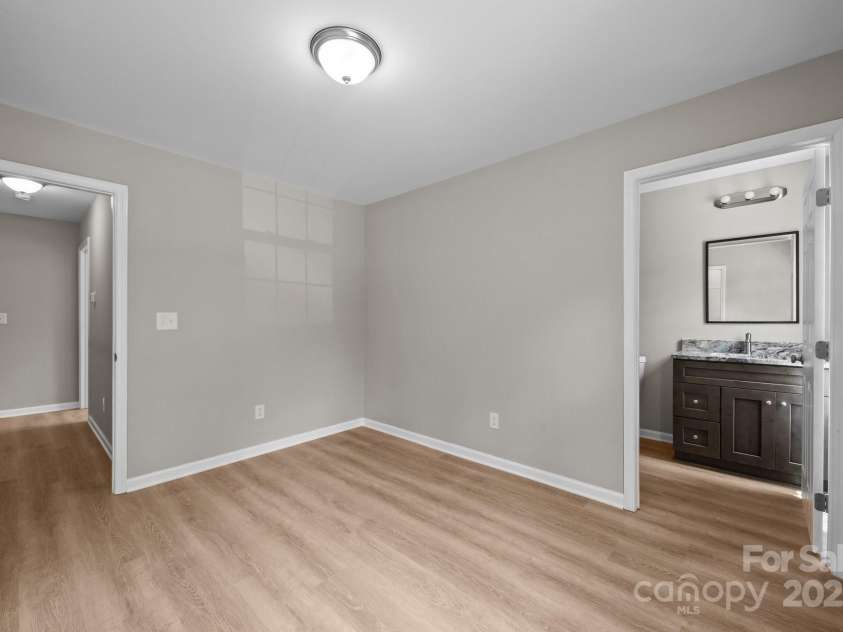 126 Aurora Boulevard, Matthews, NC 28105.  MLS# CAR4268885, YatesRealty ID 19062. 