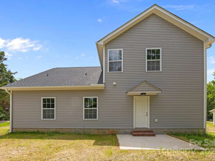 126 Aurora Boulevard, Matthews, NC 28105.  MLS# CAR4268885, YatesRealty ID 19062. 