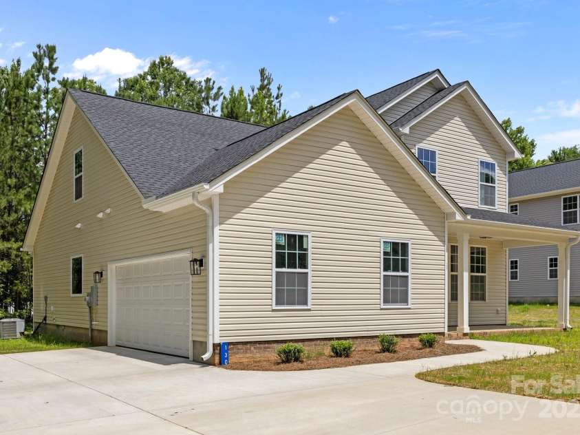 130 Aurora Boulevard, Matthews, NC 28105.  MLS# CAR4268869, YatesRealty ID 19063. 