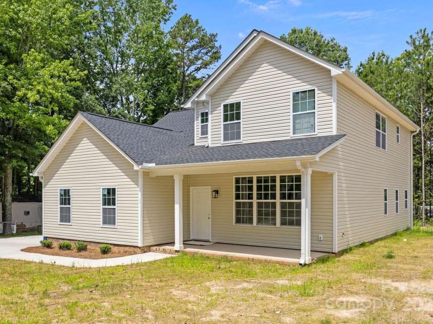 130 Aurora Boulevard, Matthews, NC 28105.  MLS# CAR4268869, YatesRealty ID 19063. 