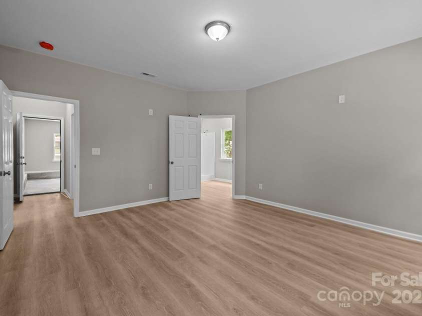 130 Aurora Boulevard, Matthews, NC 28105.  MLS# CAR4268869, YatesRealty ID 19063. 