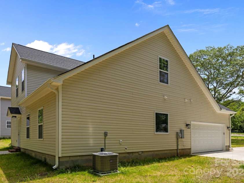 130 Aurora Boulevard, Matthews, NC 28105.  MLS# CAR4268869, YatesRealty ID 19063. 