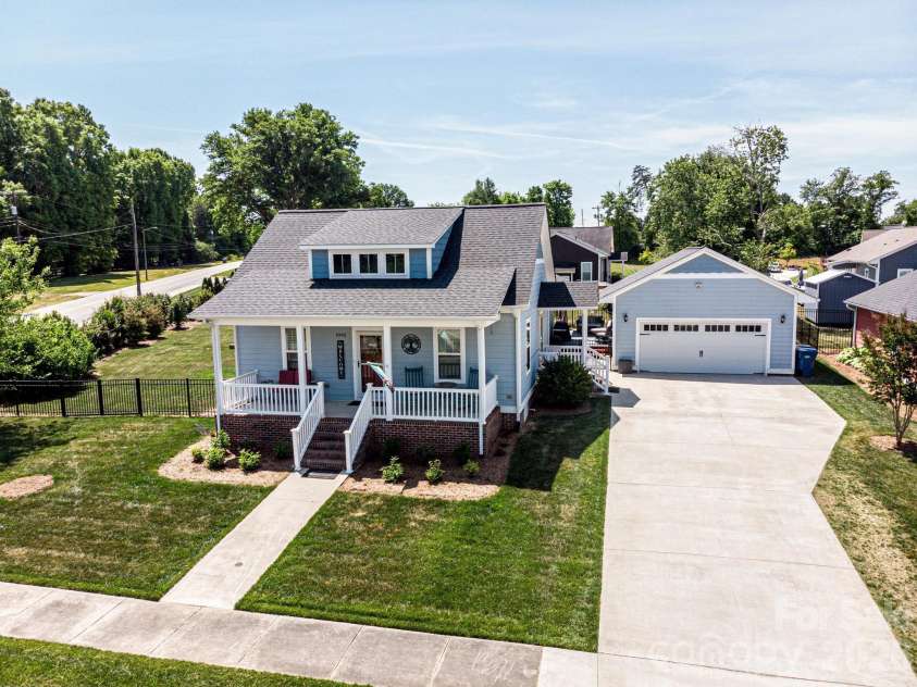 1092 33rd Avenue Loop, Hickory, NC 28601.  MLS# CAR4377843, YatesRealty ID 19064. 