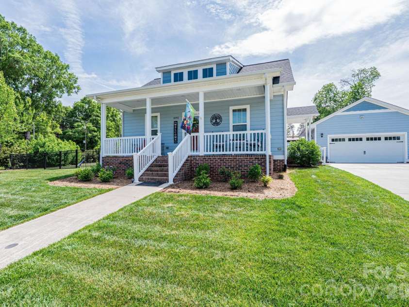 1092 33rd Avenue Loop, Hickory, NC 28601.  MLS# CAR4377843, YatesRealty ID 19064. 