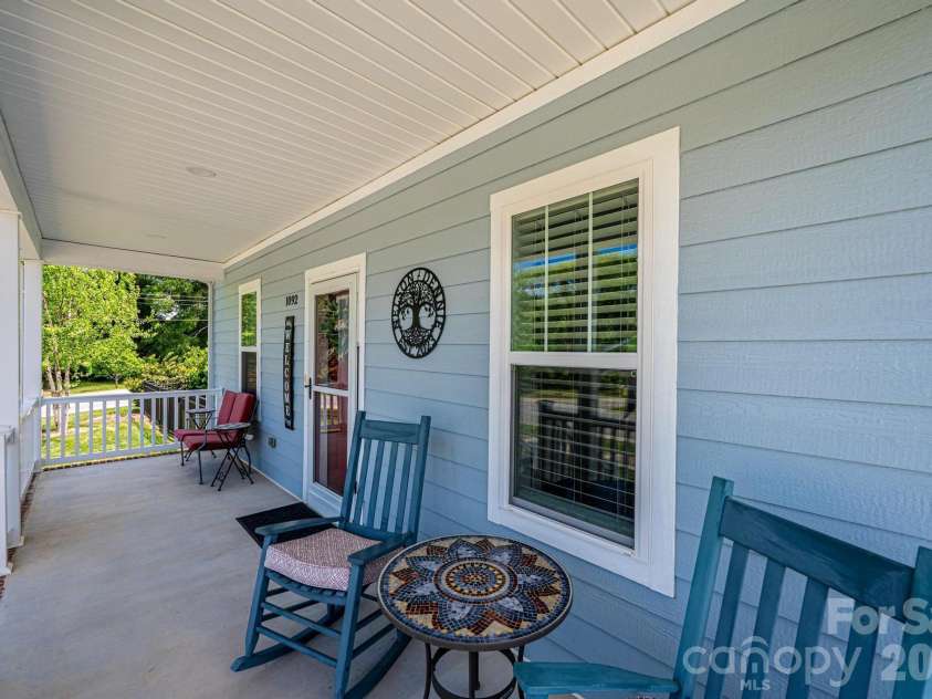 1092 33rd Avenue Loop, Hickory, NC 28601.  MLS# CAR4377843, YatesRealty ID 19064. 