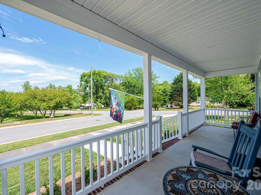 1092 33rd Avenue Loop, Hickory, NC 28601.  MLS# CAR4377843, YatesRealty ID 19064. 
